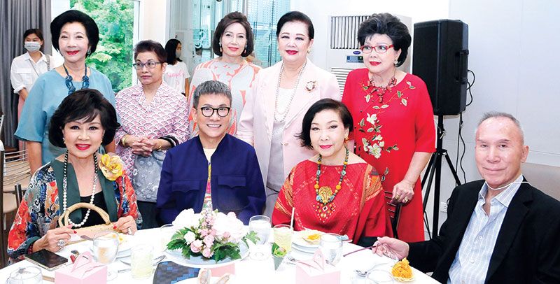 วี มาร์, ดร.สมศักดิ์ ชลาชล, สุวลักษณ์-สุชาติ มหันตคุณ, คุณหญิง
ผะอบทิพย์ ศาตะมาน, ม.ร.ว.พร้อมฉัตร สวัสดิวัตน์, อุษณีย์
วรวงศ์วสุ และ ยาจิตร ยุวบูรณ์ ร่วมอวยพร

