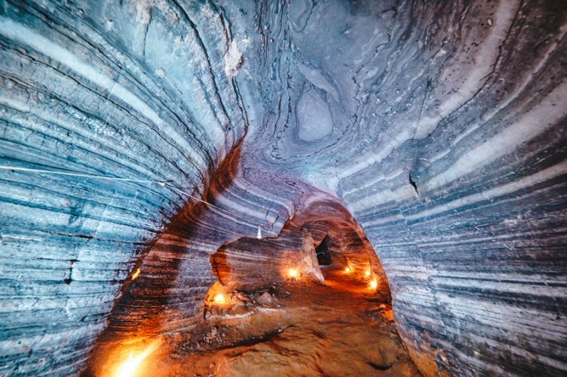 ลวดลายหินที่พลิ้วไหว สีถ้ำที่ออกโทนเย็น เมื่อถ่ายรูปออกมาถึงเห็นเป็นสีฟ้า