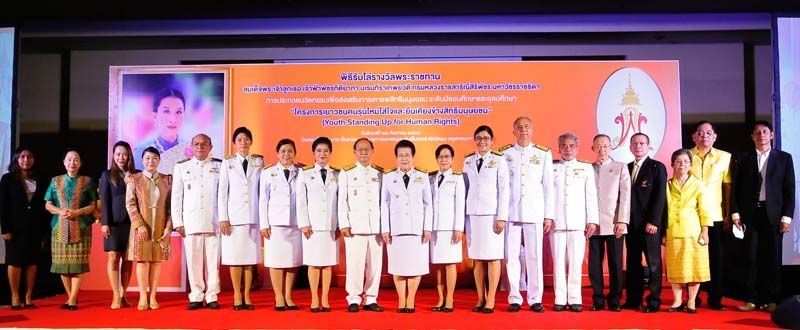 คณะกรรมการสิทธิมนุษยชนแห่งชาติ อาทิ ประกายรัตน์ ต้นธีรวงศ์, ฉัตรสุดา จันทร์ดียิ่ง, อารีวรรณ จตุทอง,ภิรมย์ ศรีประเสริฐ, สุวัฒน์ เทพอารักษ์ สมณ์ พรหมรส, บุญเกื้อ สมนึก เลขาธิการ (กสม.), คณะกรรมการตัดสิน และผู้สนับสนุน ร่วมถ่ายภาพ