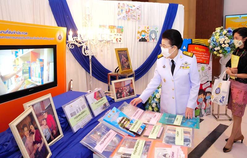 ประกายรัตน์ ต้นธีรวงศ์ และคณะ กสม. เยี่ยมชมบูธต่างๆ ภายในงาน