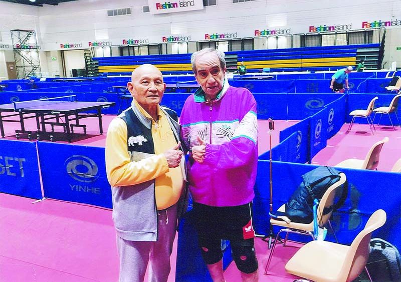 ท่านทูตจิตริก เศรษฐบุตร กับคู่แข่งขัน ศาตราจารย์ Francesco Braggio ซึ่งท่านทูตได้รับชัยชนะ 3 ต่อ 1 เซต