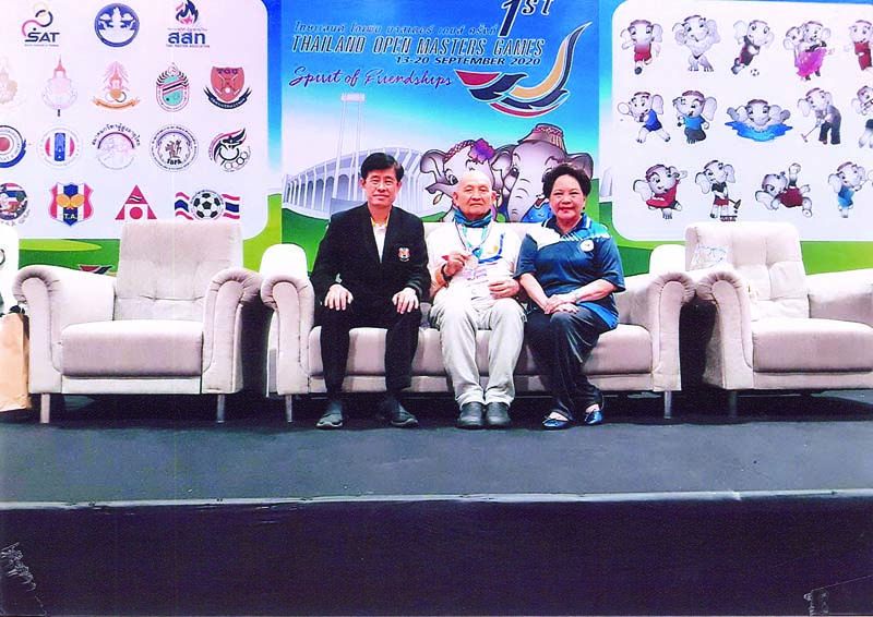 อุดม สุขสุดประเสริฐ อุปนายกสมาคมเทเบิลเทนนิสฯ ยินดีกับ ท่านทูตจิตริก เศรษฐบุตร มี ท่านผู้หญิงวิวรรณ วรวรรณ เศรษฐบุตร ร่วมเชียร์ด้วย