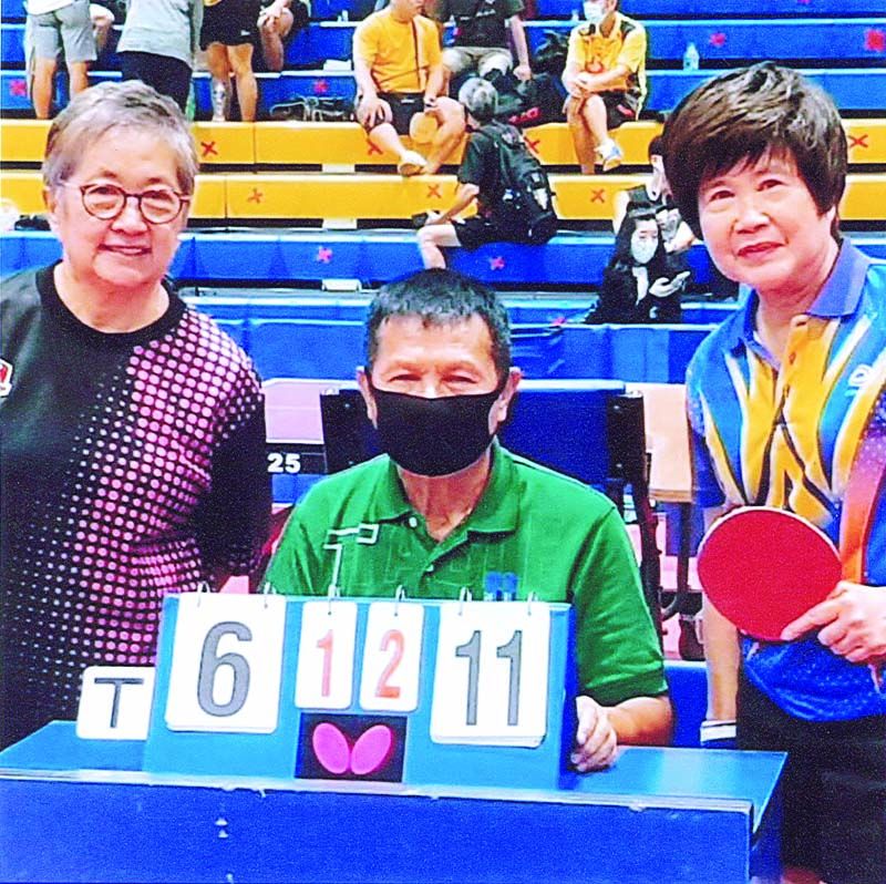 ชนิดา มุมานะจิตต์ รับชัยชนะรองชนะเลิศ ถ่ายภาพกับคู่แข่งและกรรมการ

