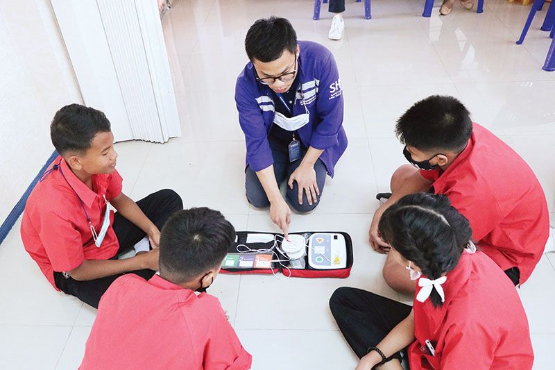 นักเรียนเรียนรู้การใช้เครื่องกระตุกหัวใจ (AED)