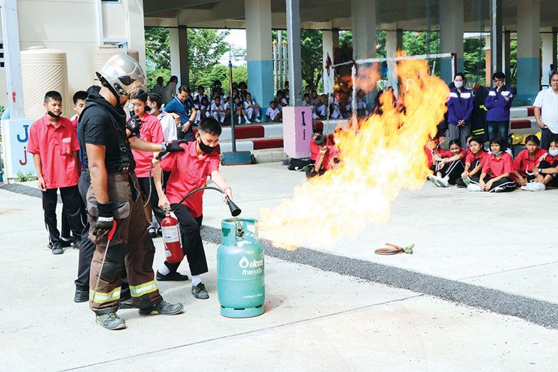 ฝึกดับเพลิงโดยมีผู้เชี่ยวชาญดูแลอย่างใกล้ชิด