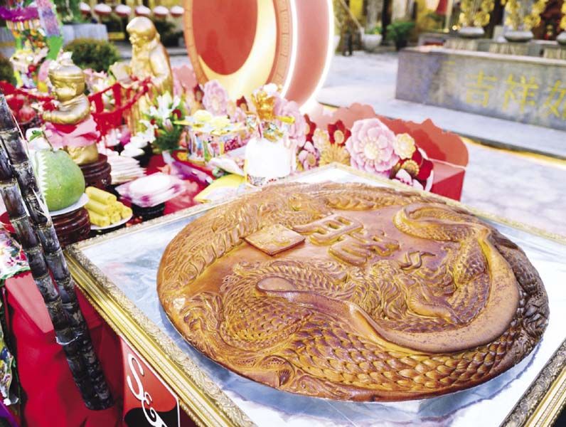 ขนมไหว้พระจันทร์ยักษ์ขนาดเส้นผ่านศูนย์กลาง
1 เมตร น้ำหนัก 140 กิโลกรัม ไส้ทุเรียนไข่เค็ม