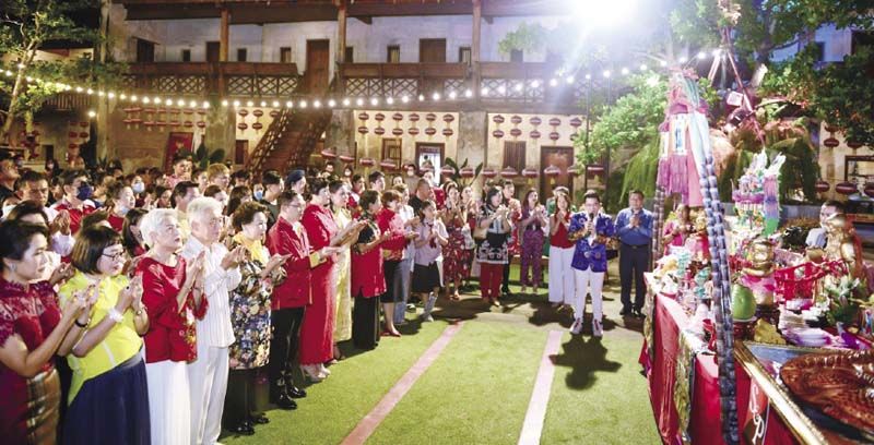 ดร.คฑา ชินบัญชร นำสวดมนต์ไหว้พระจันทร์ รับพลัง และร่วมรับบุญ ผูกด้ายแดงแห่งความรัก