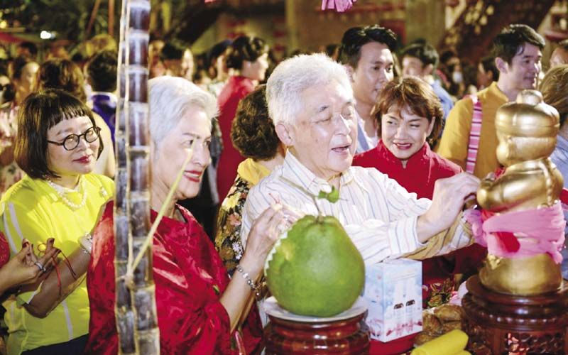 อรุโณชา ภาณุพันธุ์, ทาริกา ธิดาทิตย์ และ ประวิทย์ มาลีนนท์
ร่วมผูกด้ายแดง