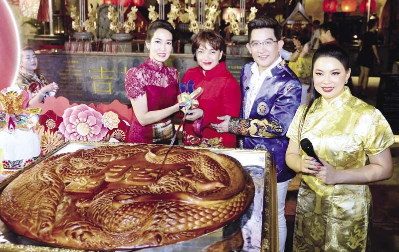 มณีสุดา ศิลาอ่อน, สมฤดี จิตรจง, ดร.คฑา ชินบัญชร
และ ปนัดดา วงศ์ผู้ดี ถ่ายภาพร่วมกับขนม
ไหว้พระจันทร์ยักษ์