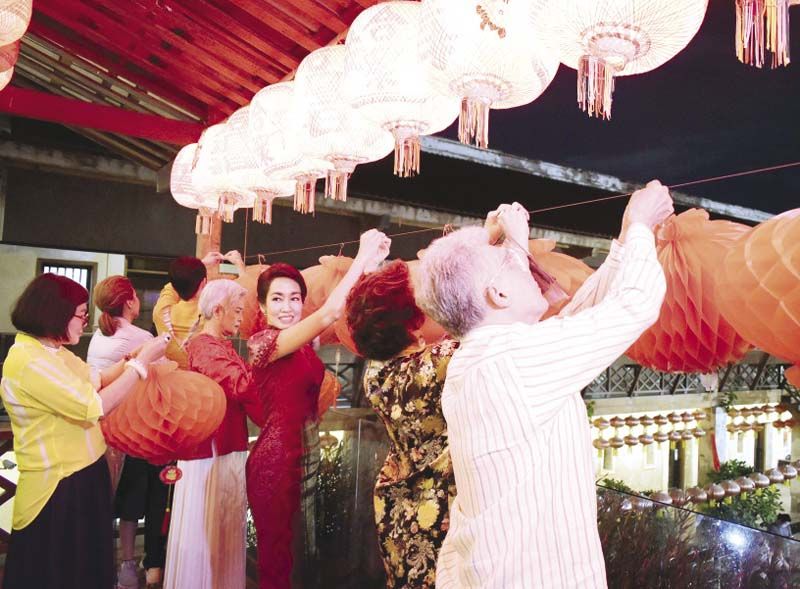 อรุโณชา ภาณุพันธุ์,ทาริกา ธิดาทิตย์, มณีสุดา
ศิลาอ่อน, อรัญญา มาลีนนท์ และ ประวิทย์ มาลีนนท์ ร่วมแขวนโคม
