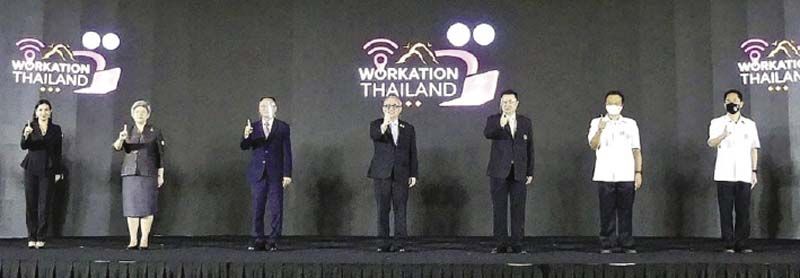 สุพัฒนพงษ์ พันธ์มีเชาว์ รองนายกรัฐมนตรีและรมว.กระทรวงพลังงาน, ยุทธศักดิ์ สุภสร ผู้ว่าฯ ททท., ทศพร ศิริสัมพันธ์ ประธานกก.ททท. และคณะผู้บริหารร่วมถ่ายภาพบนเวที