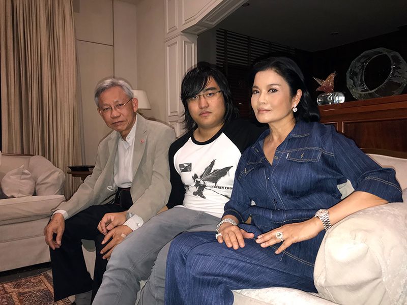 เจ-ภูมิ กับคุณพ่อคุณแม่ ยศ และ ดร.นฎาประไพ เอื้อชูเกียรติ