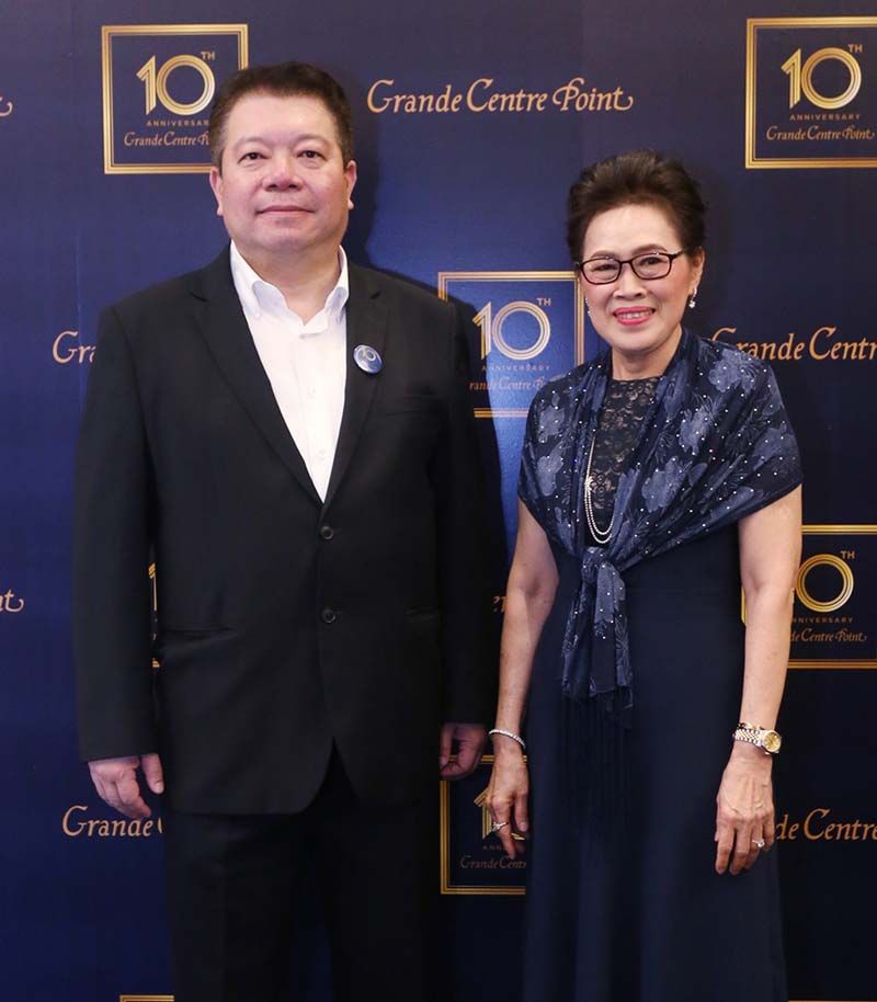 สองผู้บริหาร บจ. แอล เอช มอลล์ แอนด์ โฮเทล กิตติ วรบรรพต กก.ผจก. และ สุวรรณา พุทธประสาท ประธานเจ้าหน้าที่บริหาร