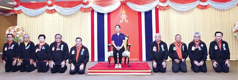 พระราชทานฉายพระรูปร่วมกับคณะกรรมการมูลนิธิอาสาเพื่อนพึ่ง (ภาฯ) ยามยาก สภากาชาดไทย
ผู้แทนเครือข่ายเตือนภัยพิบัติชุมชนเพื่อนพึ่ง (ภาฯ) คณะผู้บริหารและเจ้าหน้าที่ศูนย์อำนวยการบริหารจังหวัดชายแดนภาคใต้