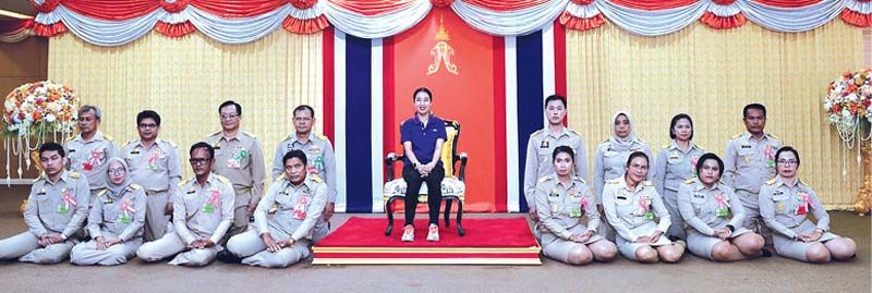พระราชทานฉายพระรูปร่วมกับคณะกรรมการมูลนิธิอาสาเพื่อนพึ่ง (ภาฯ) ยามยาก สภากาชาดไทย
ผู้แทนเครือข่ายเตือนภัยพิบัติชุมชนเพื่อนพึ่ง (ภาฯ) คณะผู้บริหารและเจ้าหน้าที่ศูนย์อำนวยการบริหารจังหวัดชายแดนภาคใต้