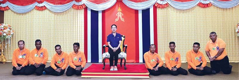 พระราชทานฉายพระรูปร่วมกับคณะกรรมการมูลนิธิอาสาเพื่อนพึ่ง (ภาฯ) ยามยาก สภากาชาดไทย
ผู้แทนเครือข่ายเตือนภัยพิบัติชุมชนเพื่อนพึ่ง (ภาฯ) คณะผู้บริหารและเจ้าหน้าที่ศูนย์อำนวยการบริหารจังหวัดชายแดนภาคใต้