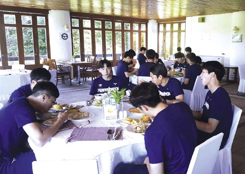 นักฟุตบอลชื่นชอบอาหารไทยที่ทางโรงแรมจัดเตรียมไว้รับรอง