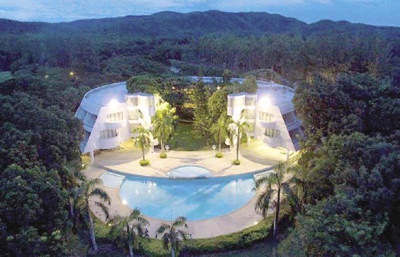 บรรยากาศบริเวณรอบๆ สนามกอล์ฟ ที่โอบล้อมด้วยธรรมชาติที่สวยงาม