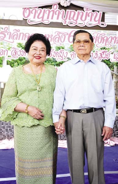 คู่สร้างคู่สม ประธานสภาสังคมสงเคราะห์ฯ พล.อ. สิงหา- พ.ต.หญิง คุณหญิงอัสนีย์ เสาวภาพ ประธานที่ปรึกษาคณะกรรมการอำนวยการ สภาสังคมสงเคราะห์ฯ  