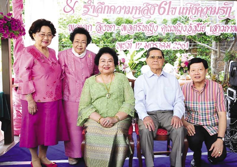 ผศ.ดร.วชิรญา บัวศรี, ขจิตพรรณ ไทยเพ็ชรและ อ.สุรวัฒน์ ชมภูพงษ์ ร่วมอวยพร 