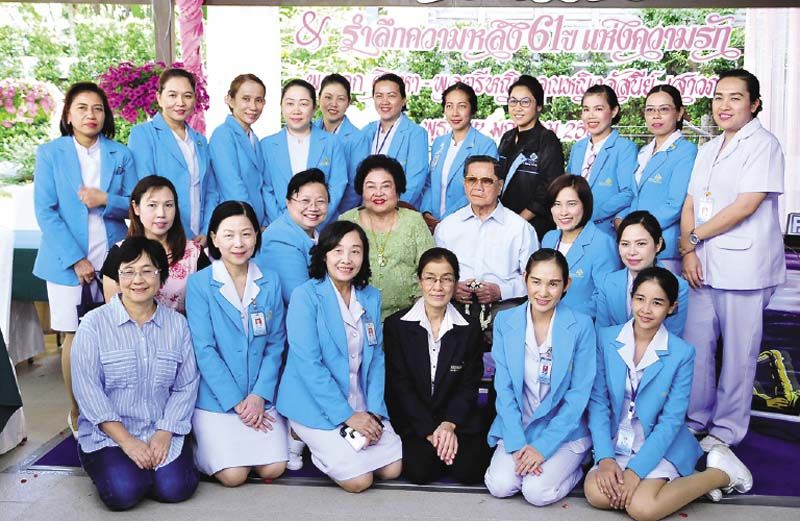 คณะเจ้าหน้าที่โรงพยาบาลวิภาดี นำพวงมาลัยมากราบอวยพร