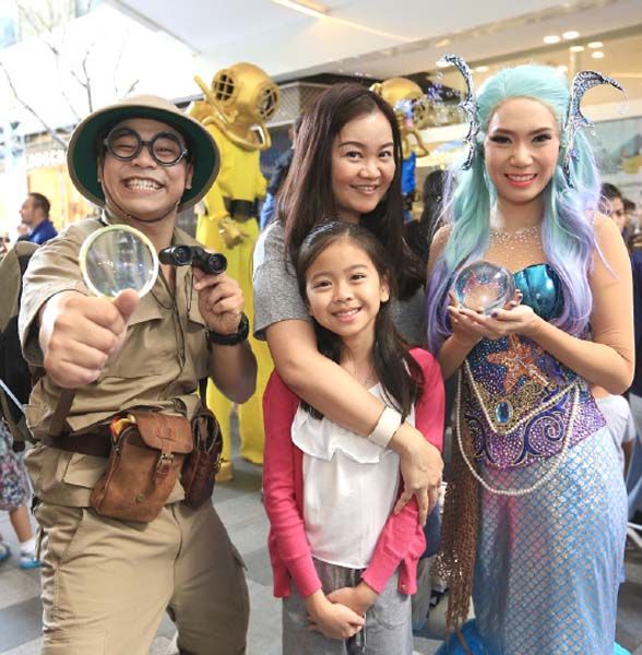 อุษณีย์ มหากิจศิริ ลีโอณีโอ พร้อมลูกสาว และเหล่าตัวการ์ตูนจากเทพนิยาย