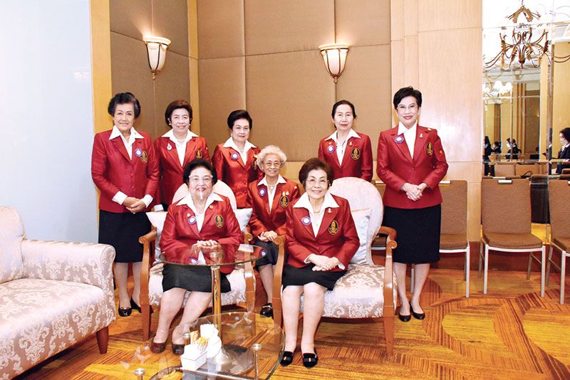 พล.ต.(ญ) คุณหญิงอัสนีย์ เสาวภาพ, ยุวดี นิ่มสมบุญ, อรชุน
เหลืองวิเศษกาล และคณะกก.อำนวยการ