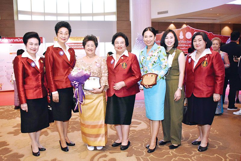 เยาวมาลย์ วัชระเรืองศรี, ดร.ปราศรัย ประวัติรุ่งเรือง, ธัญญพัณฑ์ เตชะพัฒน์สิริ, พล.ต.(ญ) คุณหญิงอัสนีย์ เสาวภาพ และจุรีภรณ์ บุณยวงศ์วิโรจน์ ร่วมแสดงความยินดี