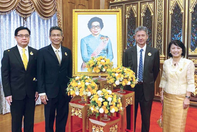 หลานชายทั้ง 2 ถ่ายภาพกับรูปภาพหม่อมงามจิตต์ บุรฉัตร มี ดร.พรชัย มงคลวนิช และ กรรณภรณ์ วงศ์ปิยะกุล อดีตเลขานุการหม่อมงามจิตต์ฯ ร่วมด้วย