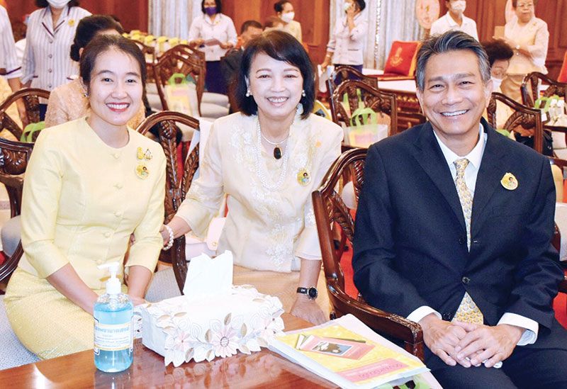 ศรีภพ สารสาส, กรรณภรณ์ วงศ์ปิยะกุล และ จิณณารัชช์ สัมพันธรัตน์ อุปนายกสมาคมแม่บ้านมหาดไทย
