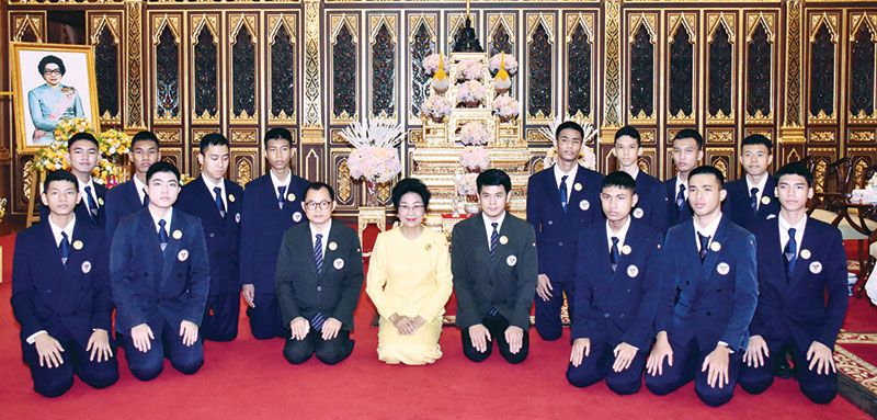 ดร.ปราศรัย ประวัติรุ่งเรือง ในฐานะกรรมการมูลนิธิ นำนักศึกษาวิทยาลัยเทคโนโลยีสยามบริหารธุรกิจ มาช่วยงาน