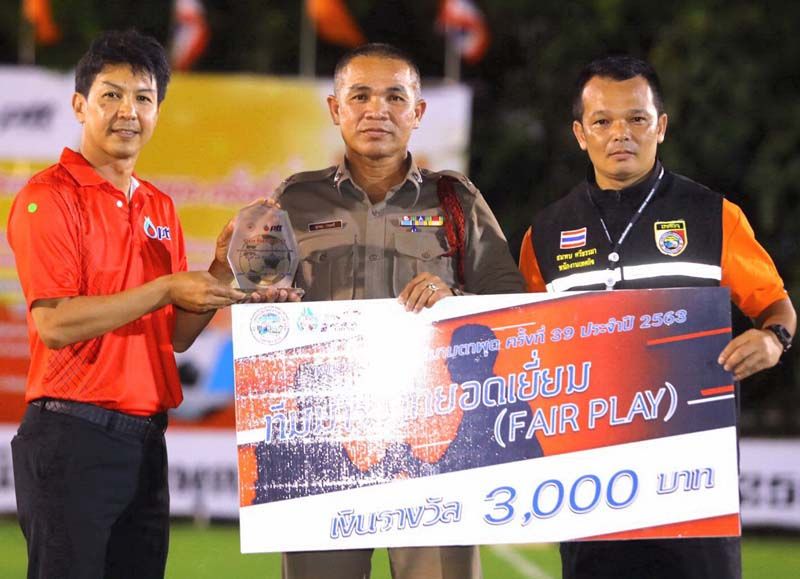 วิสุทธิ์ หนูงาม ประธานอนุ กก.ชุมชนสัมพันธ์ฯ กลุ่ม ปตท.จ.ระยอง มอบรางวัลทีมมารยาทยอดเยี่ยมแก่ทีมชุมชนวัดโสภณ