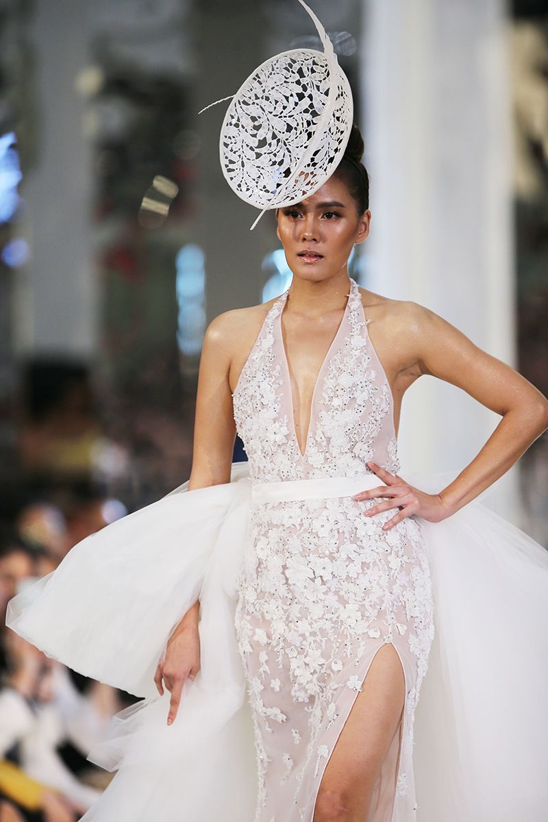 Estelle Fiona Frozen “เอสเตลล่า ฟิโอน่า โฟรเซ่น”

เป็นชุดฟินาเล่ ภายในงานเปิดตัวแบรนด์ “MIRROR MIRROR BANGKOK” หวานอมเปรี้ยวด้วยเดรสคอวีเว้าลึก คว้านหลังถึงเอวสุดเซ็กซี่ตัดเย็บด้วยผ้า Silk Organza และผ้าตาข่ายซีทรูเนื้อละเอียดคัตติ้งเนียบกระโปรงทรง Mermaid ผ่าหน้าถึงสะโพกบน วางลูกไม้ด้วยเทคนิคเฉพาะดูหวานและปักประดับเลื่อมคริสตัลลูกปัดด้วยมืออย่างละเอียดประณีตสวยงามมาพร้อมผ้าคลุมไหล่ตาข่ายจับเดรปอย่างสวยงามโดดเด่นด้วยเทคนิคการปักประดับเลื่อม คริสตัล ลูกปัด ด้วยมือทั้งชุด และใช้เพชรจาก SWAROVSKI ทั้งตัว พร้อมเทคนิคเฉพาะในการวางลายลูกไม้ของ Mirror Mirror Bangkok ทำให้ชุดดูหวานด้วยตัวลูกไม้และ  ดูเปรี้ยวด้วยการปักประดับอย่างลงตัว ราคา 450,000 บาท
