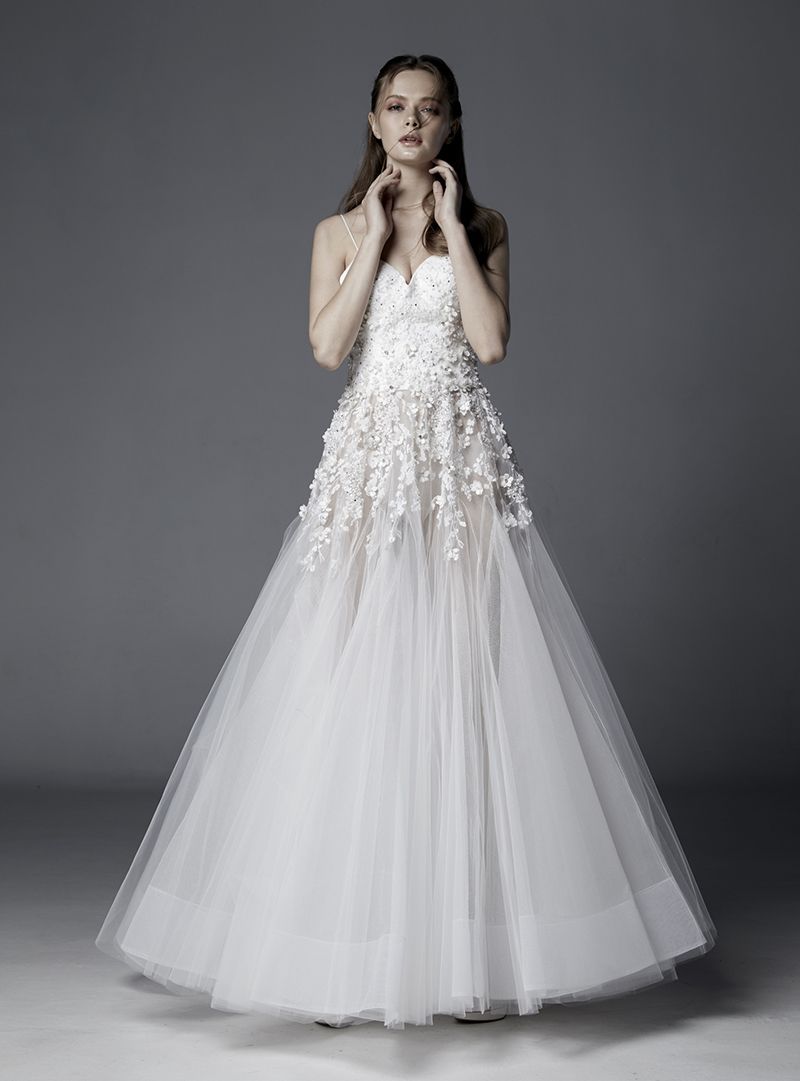 Jessica Frozen “เจสสิก้า โฟรเซ่น”

เซ็กซี่มีสไตล์ด้วยเสื้อสายเดี่ยวคอวี ตัดเย็บด้วยผ้า Silk Duchess กระโปรงตัดเย็บด้วยผ้าตาข่ายบางเบาพลิ้ว ไหว สบายตาวางลูกไม้บนตัวเสื้อไล่ลงมายังตัวกระโปรงปักประดับด้วยดีเทลดอกไม้ผ้าทอ 3 มิติ ปักเลื่อมลูกปัดคริสตัลเล็กละเอียดโปรยลงให้เห็นถึงเรียวขา ดูหวานซ่อนเปรี้ยวด้วยดีไซน์เสริมให้เจ้าสาวสวยและมั่นใจในวันสำคัญโดดเด่นด้วยแพทเทิร์น กระโปรงต่อสามเหลี่ยมแยกความบาน ผ้าตาข่ายเบาบางซ้อนกันหลายชั้นทำให้ทรงกระโปรงดูมีวอลุ่ม คัตติ้งเนี้ยบเห็นเรียวขาด้านในกับกางเกงขาสั้นสีเบจทรงเสริมให้เจ้าสาวมั่นใจและเด่นที่สุดในงาน
