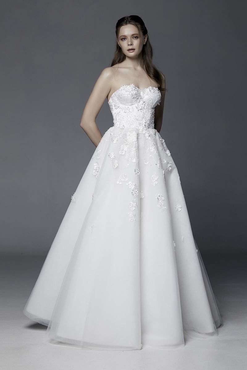 Gwyneth Frozen “เกว็นเน็ธ โฟรเซ่น”
	
หวานซ่อนเปรี้ยวดูดีมีสไตล์ด้วยตัวเสื้อโครงคอเซ็ทเข้ารูปทำให้เห็นถึงสัดส่วน สามารถเก็บทรวดทรงเก็บเอวให้เล็กเย็บต่อด้วยกระโปรงทรง Ball Gown ผ้า 2 ชนิดเพื่อเพิ่มเลเยอร์ให้กับกระโปรง มีทั้งผ้าทึบและผ้าโปร่งดูละมุนนุ่มนวล ปักประดับด้วยดีเทล 3 มิติทับซ้อนด้วยลูกไม้และวัสดุปักประดับคงความสวยงามประณีตของชุดเจ้าสาวที่ไม่ธรรมดาดูไปแล้วเหมือนเป็น Silhouette ทั่วไปของชุดแต่งงาน แต่ความโดนเด่นของชุดนี้ให้อารมณ์ถึงความลึกลับซับซ้อนน่าค้นหาเพิ่มความละเอียดโดยการปักประดับมือทั้งชุด ด้วยเลื่อม ลูกปัด คริสตัล หลายมิติ ทำให้ตัวกระโปรงมีความพลิ้วไหวอย่างลงตัว
