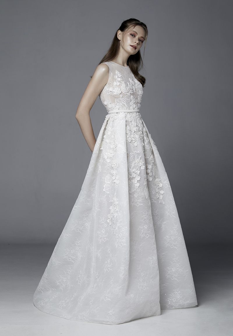 Felicia Frozen “เฟลิเซีย โฟรเซ่น”

สวยหรู มีสไตล์ ด้วยเดรสคอกลมแขนกุด เย็บต่อตัวกระโปรงทรง Trumpet จับ Twist ช่วงเอวทำให้กระโปรงดูมี Volume ตัดเย็บด้วยผ้าลูกไม้ฝรั่งเศสเนื้อบางลวดลายสวยงาม ใช้เทคนิคการวางลูกไม้ซ้อนทับกันเป็นเลเยอร์ให้ดูมีมิติ ปักประดับด้วย เลื่อม คริสตัล อย่างประณีตสวยงามโดดเด่นด้วยตัวกระโปรงที่มีกระเป๋าสำหรับใส่ของใช้ส่วนเจ้าสาวตัวชิ้นเล็กๆในวันสำคัญ ที่ถูกซ่อนไว้ในจีบ Twist ช่วงกระโปรง และโดดเด่นด้วยเทคนิคการปักลูกไม้ที่มีหลาย เลเยอร์ซ้อนทับกัน ทำให้เกิดมิติสวยงาม
