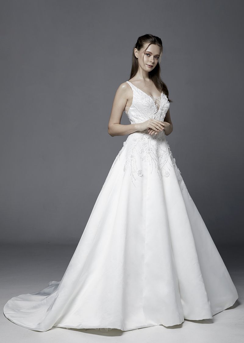 Elsa Frozen “เอลซ่า โฟรเซ่น”

เรียบหรูดูดีมีสไตล์ด้วยเดรสสายเดี่ยวคอวีเว้าลึกตัดเย็บด้วยผ้า              Silk Duchess คัตติ้งเนี้ยบกันโป๊ด้วยผ้าตาข่ายซีทรูกระโปรงทรง A-Line    แยกบาน หน้าสั้น หลังยาววางลูกไม้ด้วยเทคนิคเฉพาะและปักประดับ            เลื่อมคริสตัลลูกปัดด้วยมืออย่างละเอียดประณีตสวยงาม ตัวสุ่มด้านใน                 ตัดเย็บด้วยผ้าตาข่ายอัดพลีทเย็บต่อกันเป็นชั้นอย่างสวยงาม
