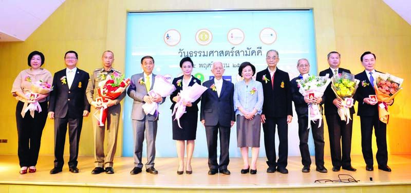 ศ.พิเศษ นรนิติ เศรษฐบุตร นายกสภามหาวิทยาลัยธรรมศาสตร์ มอบเข็มเกียรติยศธรรมศาสตร์สามัคคีแก่ศิษย์เก่าผู้มีความก้าวหน้าในวิชาชีพ และหน้าที่การงานอย่างสูง (จากซ้าย) โซนรังสี เฉลิมชัยกิจ นายกสมาคมผู้จัดพิมพ์และผู้จำหน่ายหนังสือแห่งประเทศไทย, พล.ต.ท.ต่อศักดิ์ สุขวิมล ผู้บัญชาการ ตร.สอบสวนกลาง, วรวิทย์ กังศศิเทียม ประธานศาลรัฐธรรมนูญ, เมทินี ชโลธร ประธานศาลฎีกา, อ.เนาวรัตน์ พงษ์ไพบูลย์ ศิลปินแห่งชาติ, ดร.สุภัทร จำปาทอง ปลัดกระทรวงศึกษาธิการ, วรวิทย์ เจนธนากุล นายกสภาวิชาชีพการบัญชี โดยมี ชาญศิลป์ ตรีนุชกร นายกสมาคมธรรมศาสตร์ฯ, รศ.เกศินี วิฑูรชาติ อธิการบดี มธ. และ มานิจ สุขสมจิตร กก.ชมรมเพื่อนโดม ร่วมแสดงความยินดี
