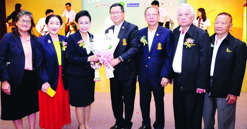 ชาญศิลป์ ตรีนุชกร นายกสมาคมธรรมศาสตร์ฯ มอบดอกไม้แสดงความยินดีกับ เมทินี ชโลธร ประธานศาลฎีกา โดยมี คณะกก.สมาคมธรรมศาสตร์ฯ, ชัยศักดิ์ อังค์สุวรรณ, ดร.สันติภาพ เตชะวณิช ประธานชมรมเพื่อนโดม และ ยอดยิ่ง โสภณ ร่วมบันทึกภาพ