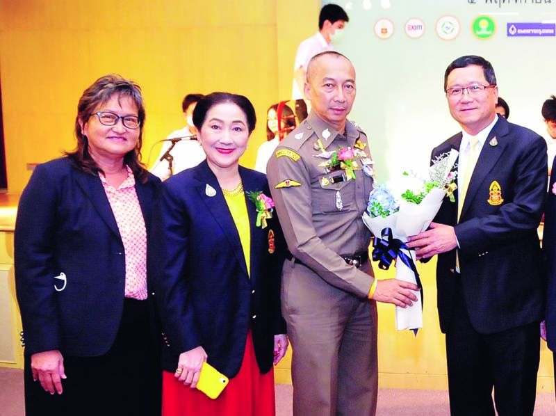 พล.ต.ท.ต่อศักดิ์ สุขวิมล ผู้บัญชาการ ตร.สอบสวนกลาง รับมอบดอกไม้แสดงความยินดีจาก ชาญศิลป์ ตรีนุชกร นายกสมาคมธรรมศาสตร์ฯ และคณะกก.สมาคมธรรมศาสตร์ฯ