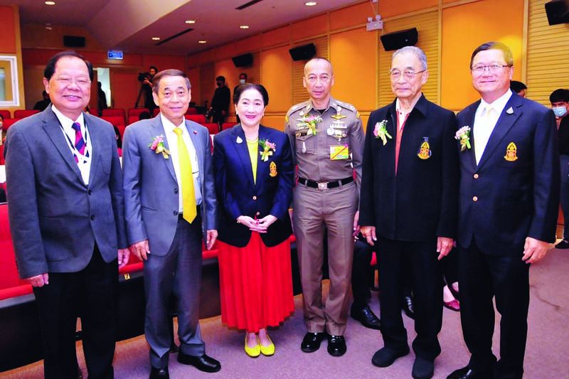 ศ.พิเศษ ดร.เดชอุดม ไกรฤทธิ์, วรวิทย์ กังศศิเทียม, ผาณิต พูนศิริวงศ์,พล.ต.ท.ต่อศักดิ์ สุขวิมล, มานิจ สุขสมจิตร และ ชาญศิลป์ ตรีนุชกร