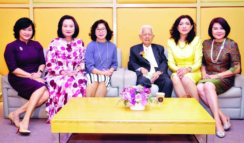ศ.พิเศษ นรนิติ เศรษฐบุตร นายกสภา มธ. ท่ามกลางลูกศิษย์รัฐศาสตร์ อุรชนา รุกขฐากูร, สุมณี วราชิต, พจมาน วงศ์สุวรรณ, เลิศลักษณ์ วิเลศ