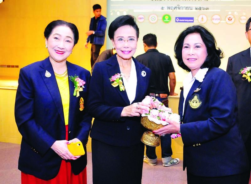 เมทินี ชโลธร ประธานศาลฎีกา รับมอบดอกไม้ยินดีจาก รวมพร เกตุทัต และ ผาณิต พูนศิริวงศ์