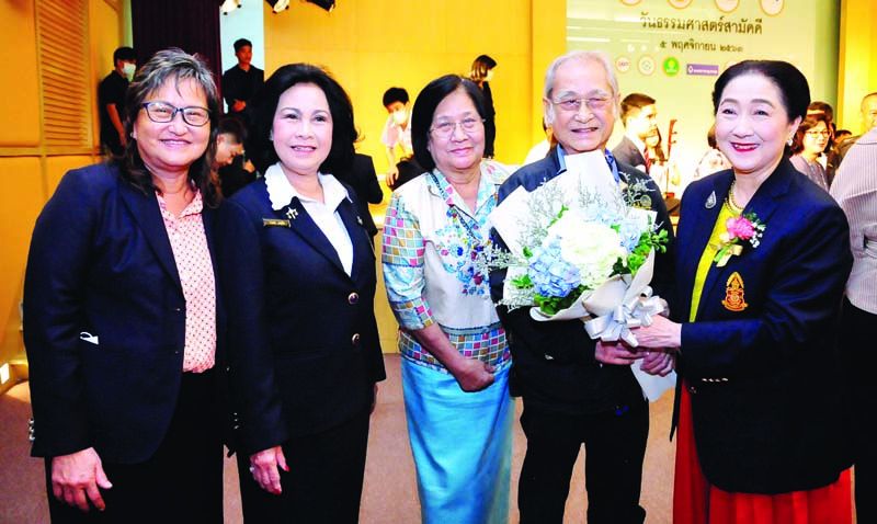 ผาณิต พูนศิริวงศ์ และ ดารณี วัธนเวคิน, รวมพร เกตุทัต ยินดีกับ อ.เนาวรัตน์ พงษ์ไพบูลย์ มี น้องสาว อ.สุมามาลย์ พงษ์ไพบูลย์ ร่วมบันทึกภาพ