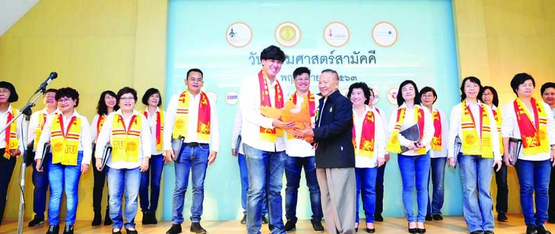 การแสดงขับร้องประสานเสียง โดย เพื่อนโดมคอรัส