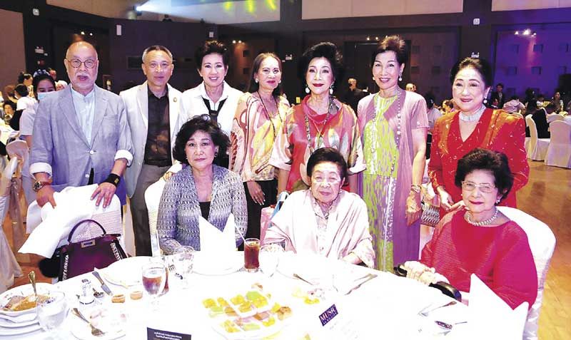 ผู้จัดงาน คุณหญิงผะอบทิพย์ ศาตะมาน ต้อนรับ ท่านผู้หญิงกุณฑี ไกรฤกษ์
มากับลูกๆ อนุทิพย์-กิ่งมณี ไกรฤกษ์,ไกรทิพย์-นันดา ไกรฤกษ์, กุณฑิกา ไกรฤกษ์
พร้อมด้วย จุฑาทิพย์ ไกรฤกษ์, ผาณิต พูนศิริวงศ์ และ ม.ร.ว.มารศรี สุจริตกุล