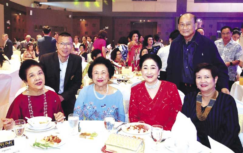ท่านผู้หญิงรวิจิตร์ สุวรรณบุบผา, ท่านผู้หญิงถวิกา สารสิน,ผาณิต พูนศิริวงศ์, อัจฉรา เสริบุตร, ดร.วิกรม คุ้มภัยโรจน์ อดีตออท.ไทยประจำกรุงลอนดอน ประเทศอังกฤษ และ เฉลิมชัย ยอดมาลัย