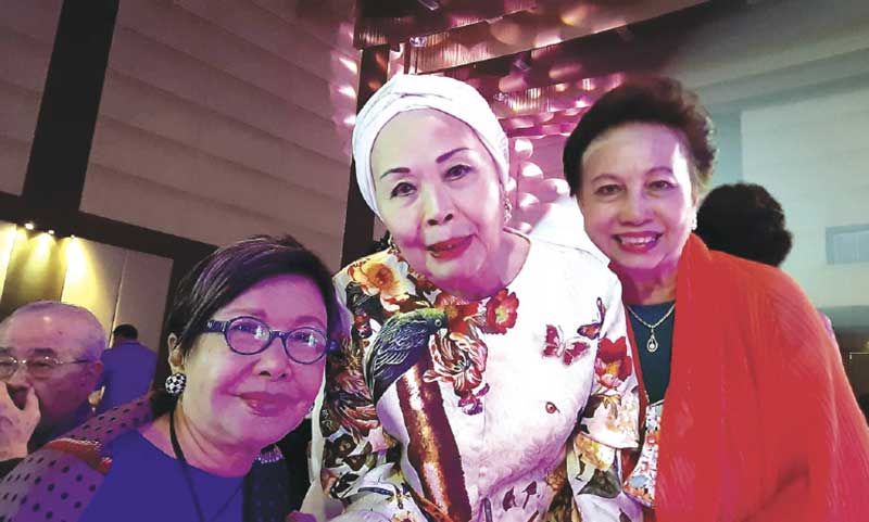 คุณหญิงศศิมา ศรีวิกรม์, จิตรามณฑน์
เตชะไพบูลย์ และ มัณฑนี ใหญ่สว่าง