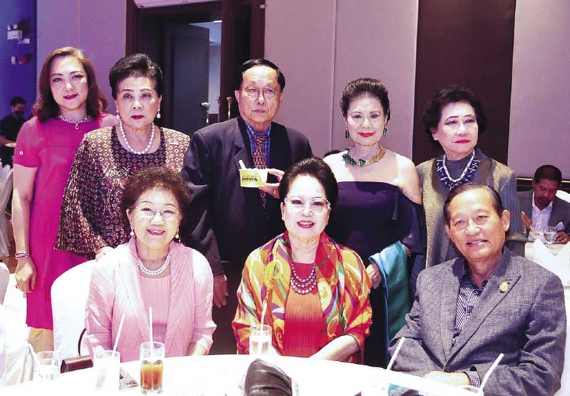 ดวงมาลย์ ศิลปอาชา มาพร้อม คุณหญิงจิตตระการ ทองใหญ่ กับลูกสาว-ม.ล.สวรรณศิริ ทองใหญ่, ไพโรจน์ พรหมสาส์น,
รศ.วรรณรัตน์ อึ้งสุประเสริฐ, อติภา เองตระกูล, มุกดา ไทยทอง
และสุนทร โล่ห์วงศ์วัฒน



