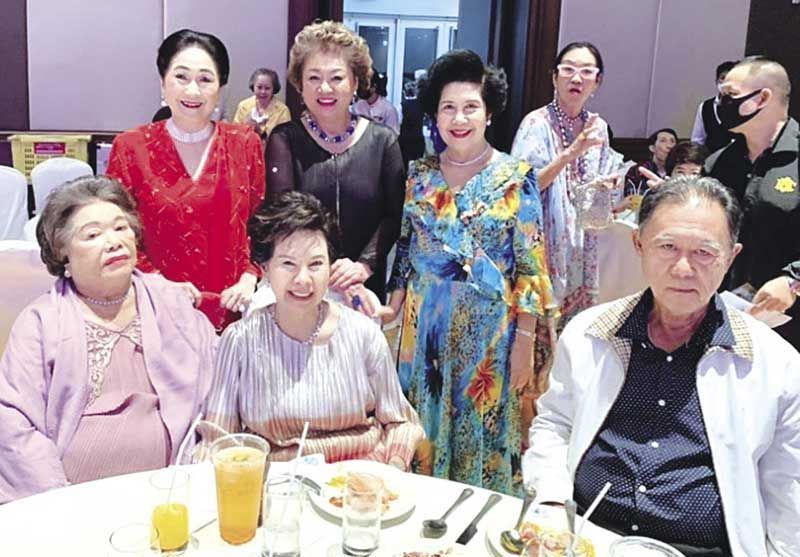 ผาณิต พูนศิริวงศ์ พร้อมด้วย พล.อ.วรเดช ภูมิจิตร-วิสาขา พลางกูร
กับครอบครัว


